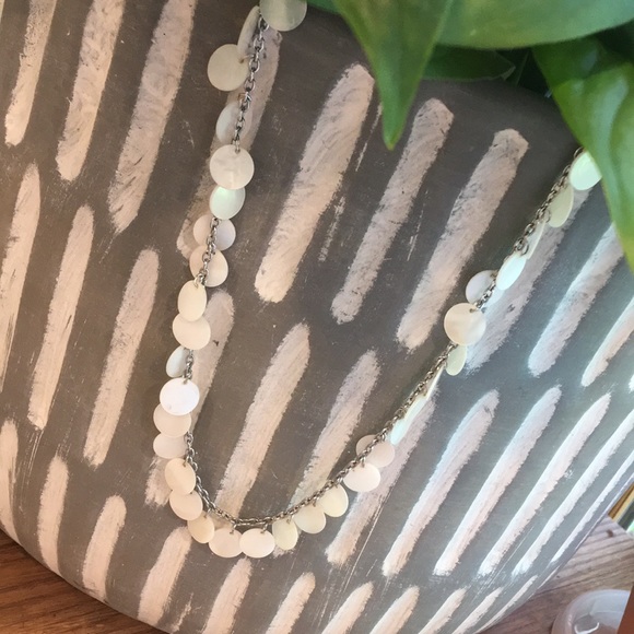 White Shell necklace - Picture 2 of 4